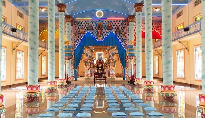 Khu vực Chánh Điện của Thánh thất Đa Phước mang vẻ đẹp kiến trúc đặc sắc (Ảnh: Sưu tầm).