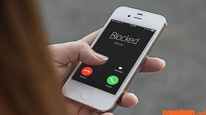 Trên iPhone, bạn có thể chặn số bằng cách vào mục cuộc gọi và tìm số cần chặn.