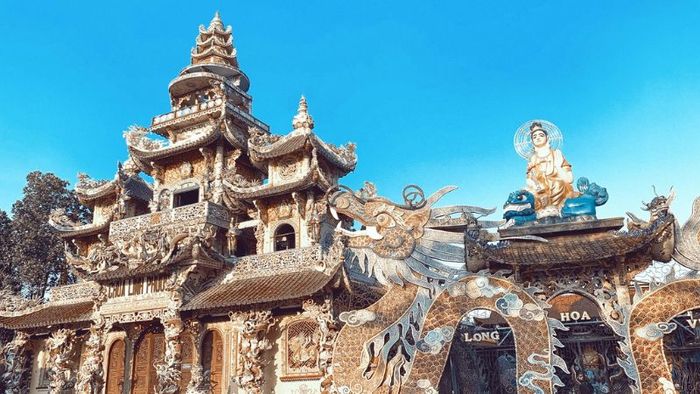 Chùa Linh Phước (hay Chùa Ve Chai) tọa lạc tại Trại Mát, cách trung tâm Đà Lạt khoảng 9,8km