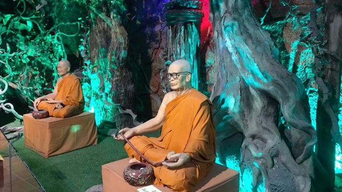 Các bức tượng sáp tại chùa luôn khiến du khách ngỡ ngàng với sự chân thật và tỉ mỉ đến từng chi tiết. Hình ảnh các vị sư thầy ngồi thiền toát lên sự thanh tịnh, mỗi bức tượng mang một vẻ mặt và dung nhan riêng biệt. Đặc biệt, bức tượng của hòa thượng Minh Hạ Đức được đánh giá cao vì sự tương đồng tuyệt vời so với hình ảnh ông khi còn sống.