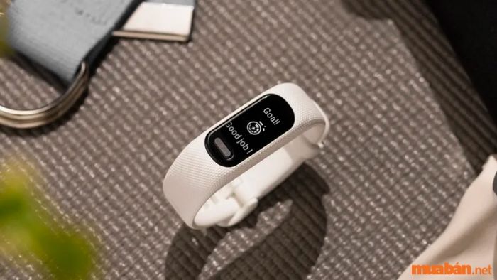 Garmin Vívosmart 5 với dây silicone: Đồng hồ phù hợp cho cả thể thao và sinh hoạt hằng ngày.