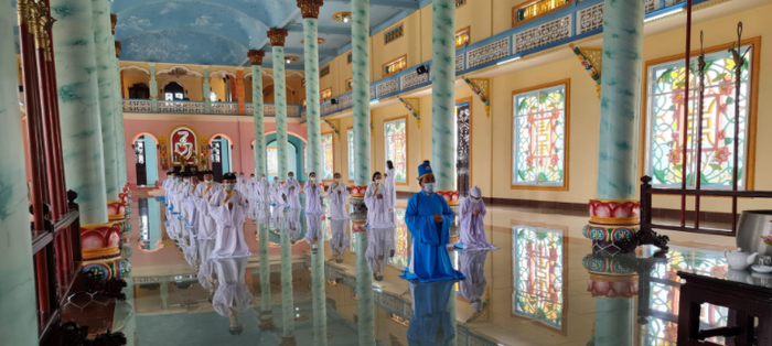 Không gian kiến trúc bên trong Thánh thất Đa Phước mang đậm dấu ấn tôn giáo và nghệ thuật độc đáo (Ảnh: Sưu tầm).