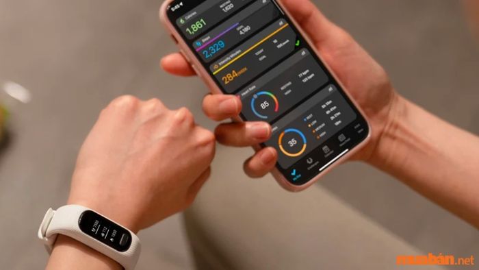 Garmin Vívosmart 5 dây silicone: Đồng hồ thông minh thể thao dành cho những ai yêu thích sự tiện dụng và thoải mái.