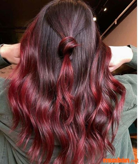 Mái tóc màu đỏ cherry