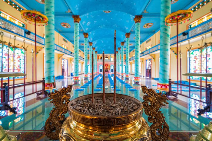 Chánh Điện của Thánh thất chứa đựng nhiều yếu tố tâm linh đặc sắc, mang đậm màu sắc của tín ngưỡng Cao Đài (Ảnh: Sưu tầm).