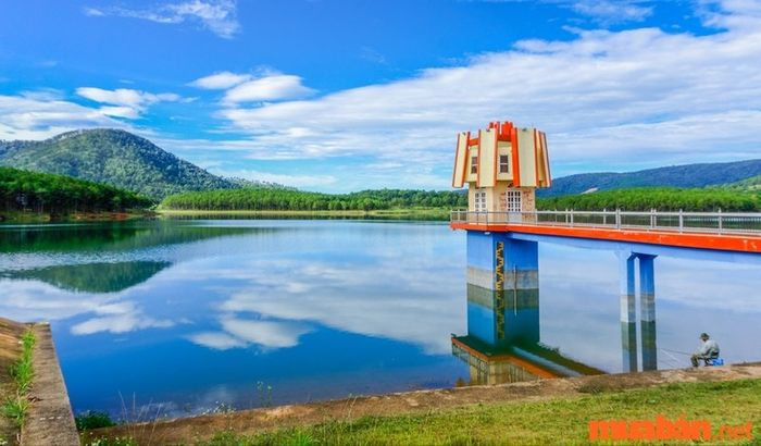 Cổng Trời Bali Đà Lạt nằm gần Hồ Tuyền Lâm, một điểm du lịch thơ mộng và đẹp đẽ mà bạn có thể ghé thăm trong hành trình khám phá Đà Lạt.