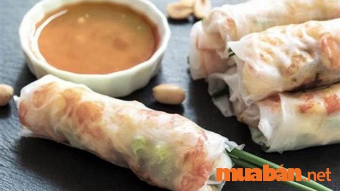 Một trong những quán ăn nổi tiếng tại Quận 7, Wrap & Roll không chỉ phục vụ các món ăn tươi ngon mà còn mang đến những trải nghiệm ẩm thực độc đáo, được thực khách yêu thích.