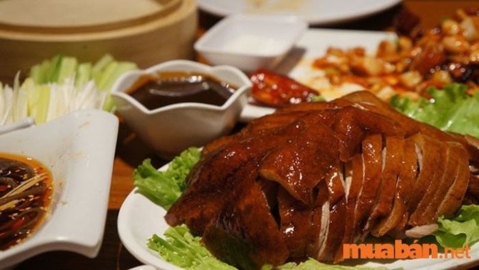 Một trong những quán ăn nổi tiếng tại Quận 7, Cù Lao Xanh Dìn Ký luôn làm hài lòng thực khách với món ăn đặc sắc và không gian thoải mái.