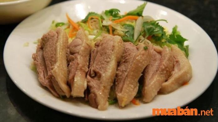 Quán ăn ngon tại quận 7, tọa lạc trên con đường Nguyễn Thị Thập, luôn thu hút thực khách bởi những món ăn hấp dẫn và phong phú.