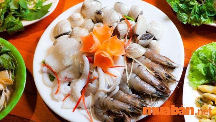 Khám phá những quán ăn ngon nổi tiếng tại quận 7, nơi bạn sẽ được thưởng thức những món ăn đậm đà và đặc sắc.