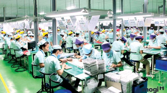 Công nhân đang làm việc trong một công xưởng tại khu công nghiệp Vĩnh Lộc