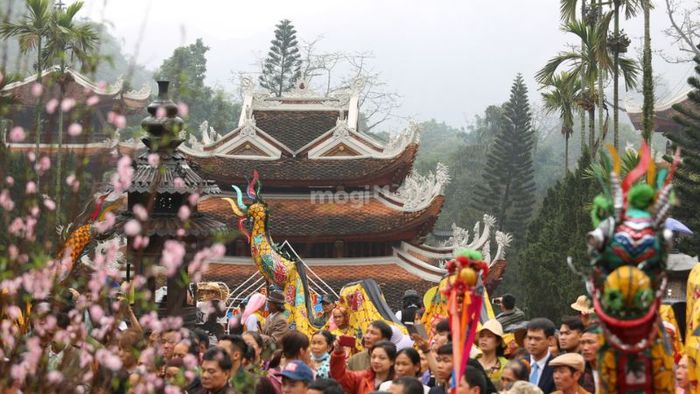 Không khí rộn ràng, náo nhiệt tại lễ hội Chùa Hương - Nguồn: Internet