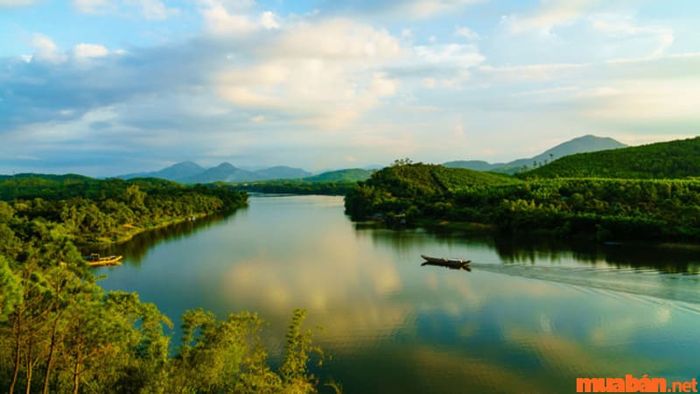 Kinh nghiệm du lịch Huế: Đồi Vọng Cảnh mang đến một tầm nhìn tuyệt vời, mở ra toàn cảnh xứ Huế