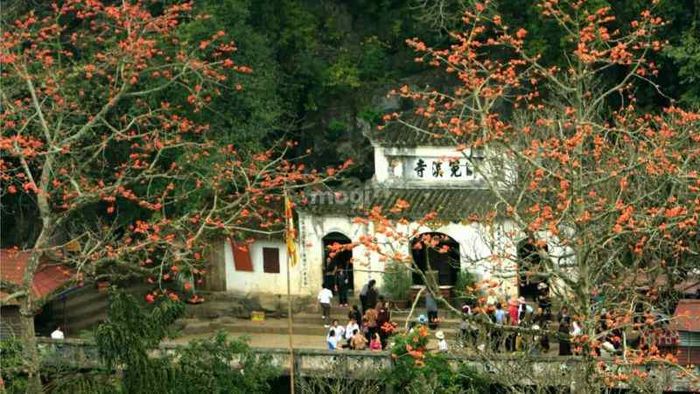 Đền Cửa Võng thuộc quần thể chùa Hương – Nguồn: Internet