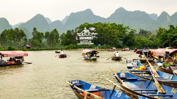 Chèo thuyền trên suối Yến đã trở thành một hoạt động không thể thiếu khi đến tham quan Chùa Hương - Nguồn: Internet