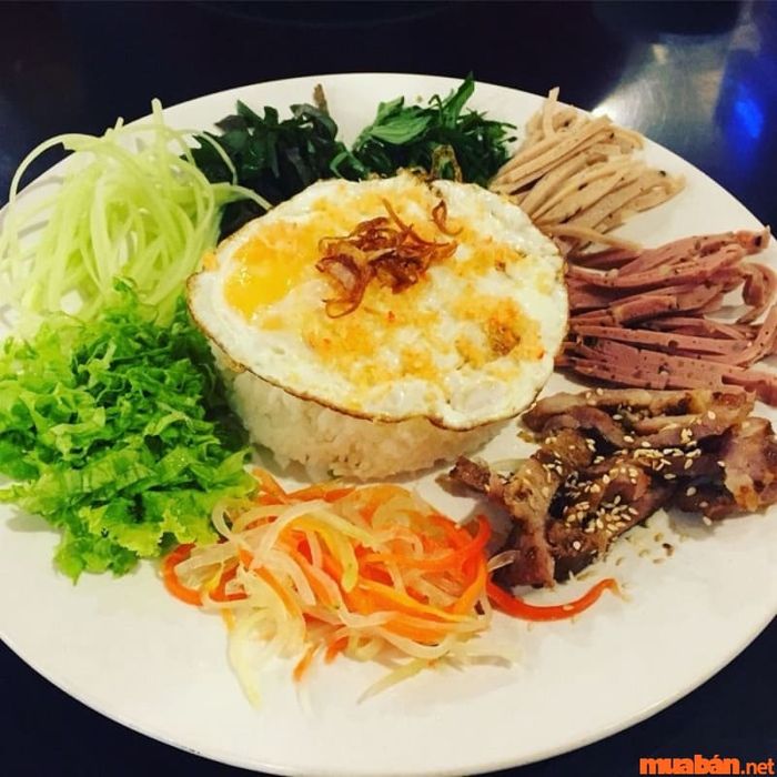 Kinh nghiệm du lịch Huế: Hãy thử món Cơm âm phủ – sự kết hợp lạ miệng nhưng đầy hấp dẫn.