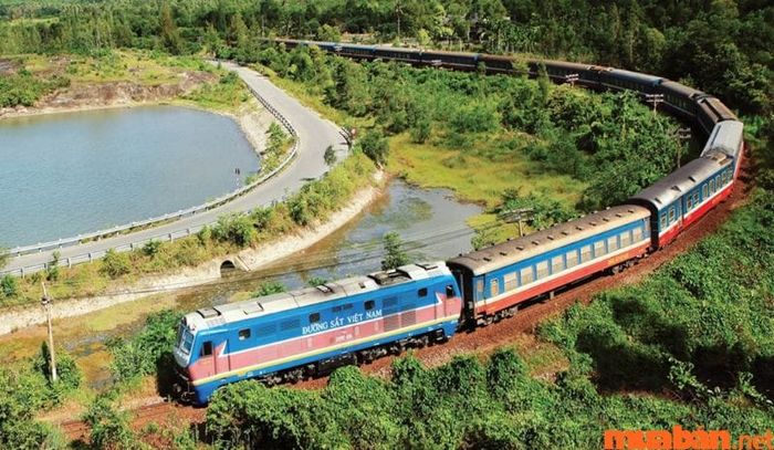 Di chuyển đến Pù Luông bằng tàu hỏa có chi phí thấp hơn rất nhiều so với các phương tiện khác.