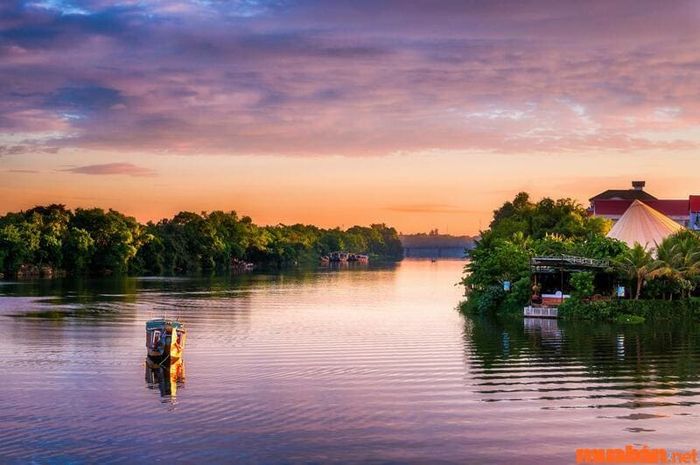 Kinh nghiệm du lịch Huế: Trải nghiệm du thuyền trên sông Hương