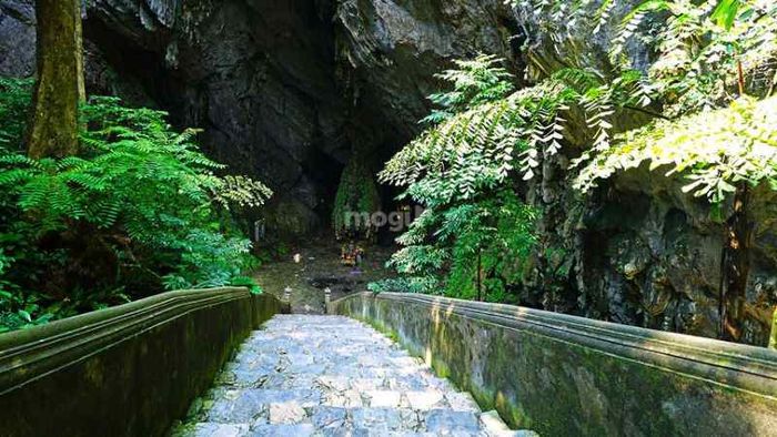 Khám phá không gian bên trong động Hương Tích – Nguồn: Internet