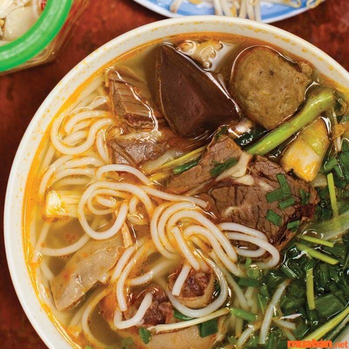 Kinh nghiệm du lịch Huế: Trải nghiệm hương vị đặc sắc của món Bún bò Huế