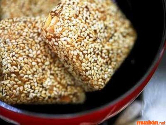 Kinh nghiệm du lịch Huế: Mua mè xửng làm quà đặc biệt
