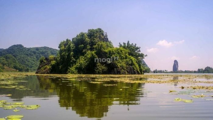 Hồ nước tự nhiên rộng lớn tại khu du lịch Quan Sơn - Nguồn: Internet