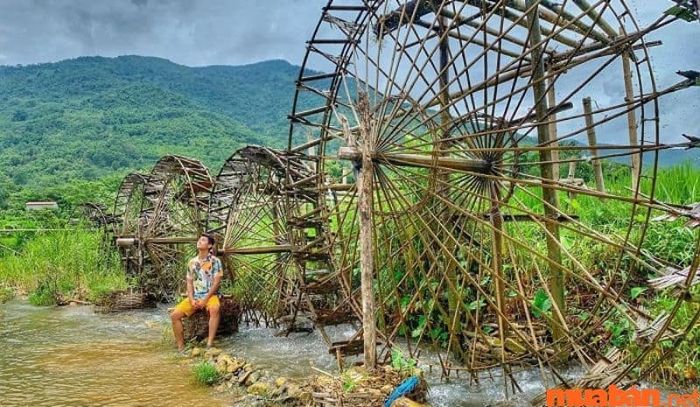 Bạn có thể thoải mái ngâm mình dưới làn nước mát lạnh của thác Hiêu và chụp cho mình những bức ảnh “sống ảo” tuyệt vời bên khung cảnh thiên nhiên hoang sơ.