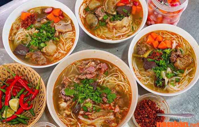 Bún bò Bà Nữ là một trong những địa chỉ bán bún bò được yêu thích tại Đà Nẵng, nổi bật với hương vị đặc trưng và thơm ngon.