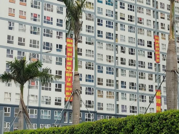 Băng rôn đỏ tại Saigon Gateway: Chuyện gì đang diễn ra?