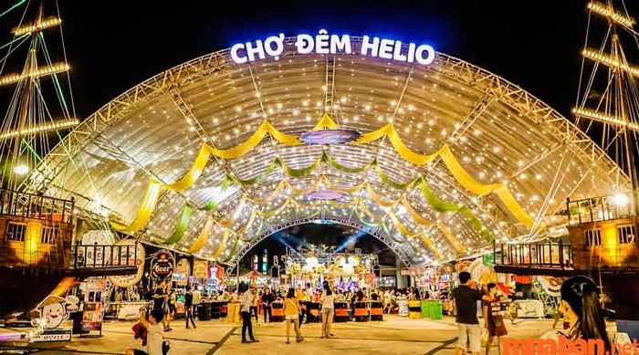 Chợ đêm Helio là một trong những điểm đến nổi bật của Đà Nẵng, nơi quy tụ nhiều quán ăn đêm hấp dẫn, đặc biệt thu hút các bạn trẻ yêu thích sự sôi động.