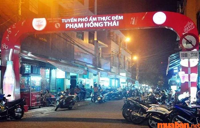 Phố Phạm Hồng Thái Đà Nẵng là điểm tụ tập của nhiều quán ăn đêm nổi bật, hấp dẫn du khách và người dân địa phương.