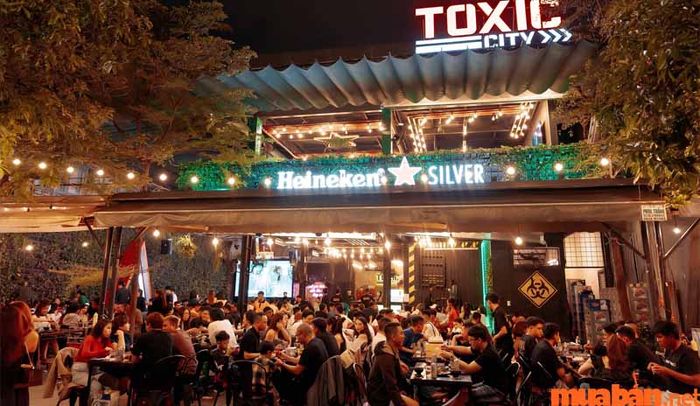 Quán Nhậu Toxic là địa chỉ quen thuộc của giới trẻ Đà Nẵng, luôn thu hút đông đảo thực khách vào buổi tối nhờ không gian thoải mái và món ăn hấp dẫn.