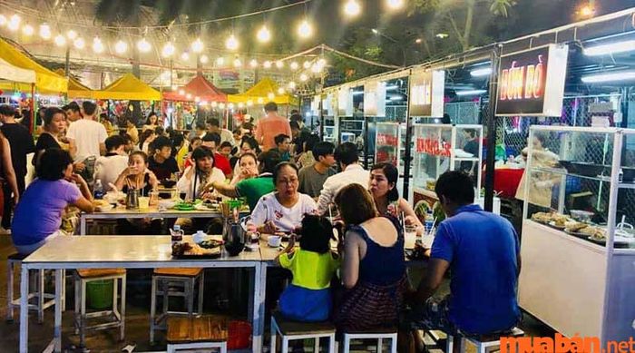 Chợ đêm Hòa Khánh là điểm đến quen thuộc của nhiều tín đồ ẩm thực Đà Nẵng, với vô vàn món ngon hấp dẫn và giá cả phải chăng.