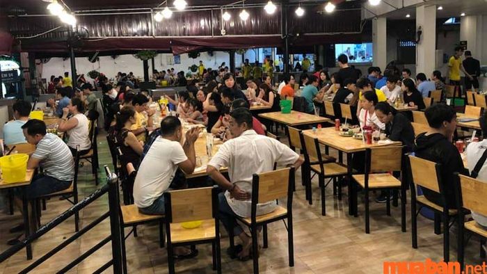 Để bảo vệ sức khỏe, bạn nên chọn các quán ăn đêm Đà Nẵng có không gian sạch sẽ, đảm bảo vệ sinh và an toàn thực phẩm.