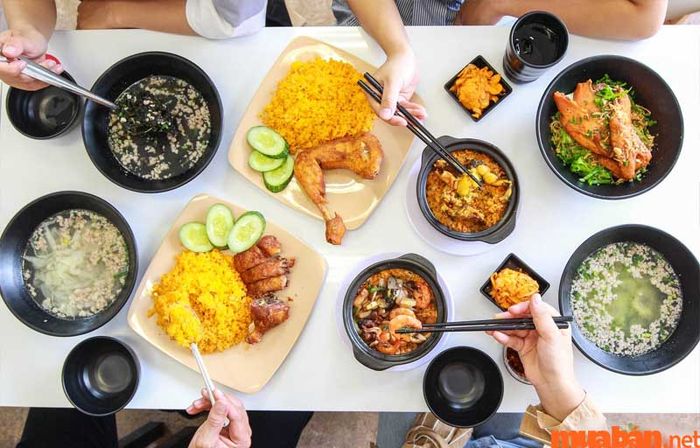 Tiệm ăn Chợ Lớn Đà Nẵng nổi bật với thực đơn đa dạng, phục vụ các món ăn hấp dẫn cho mọi tín đồ ẩm thực đêm.