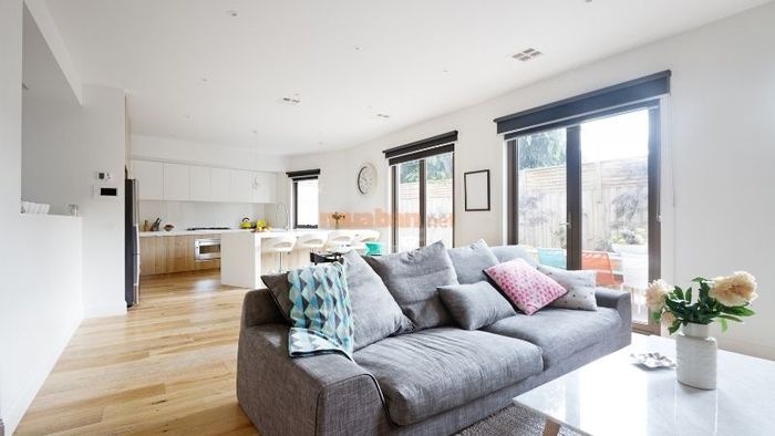 Chọn vị trí góc phòng có ánh sáng tự nhiên để bố trí ghế sofa, giúp không gian trở nên sáng sủa và thoáng đãng hơn.