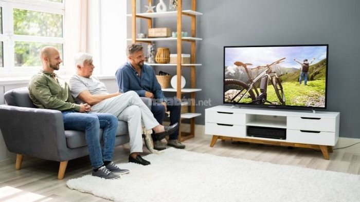 Phòng khách nhà phố tận dụng tối đa ánh sáng tự nhiên nhờ vào cửa sổ lớn, mang đến không gian sáng sủa.