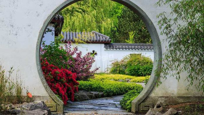 Hệ thống cổng và cửa ở các biệt phủ của Hoàng tộc có sự đa dạng về kiểu dáng và cấu trúc