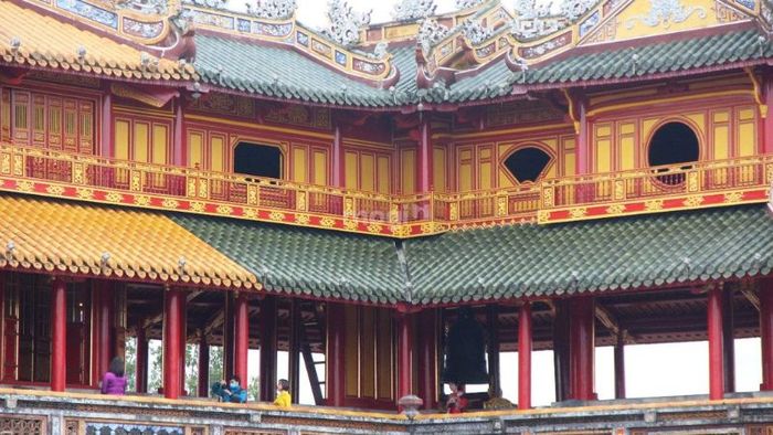 Mái các điện trong Kinh thành được lợp ngói hoàng (vàng) đặc trưng