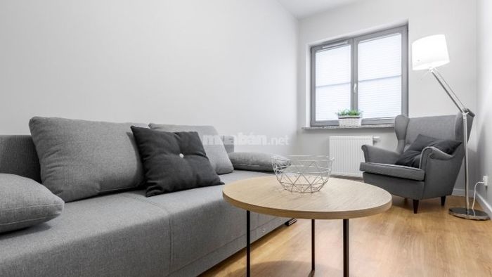 Phòng khách nhà phố được thiết kế hiện đại, tối giản, mang đến vẻ đẹp tinh tế và tiện nghi.