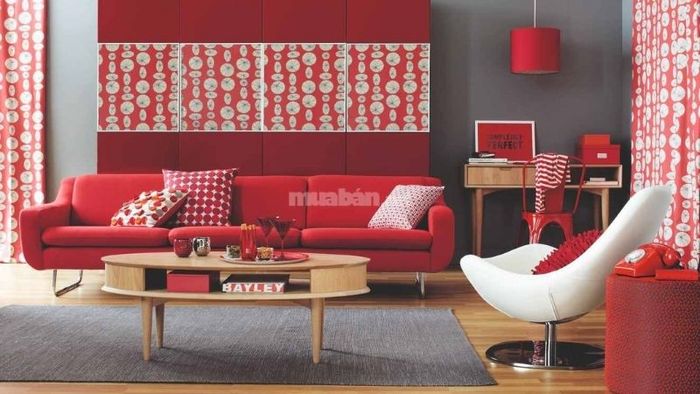 Màu đỏ nổi bật mang lại cảm giác quyền lực và ấn tượng.