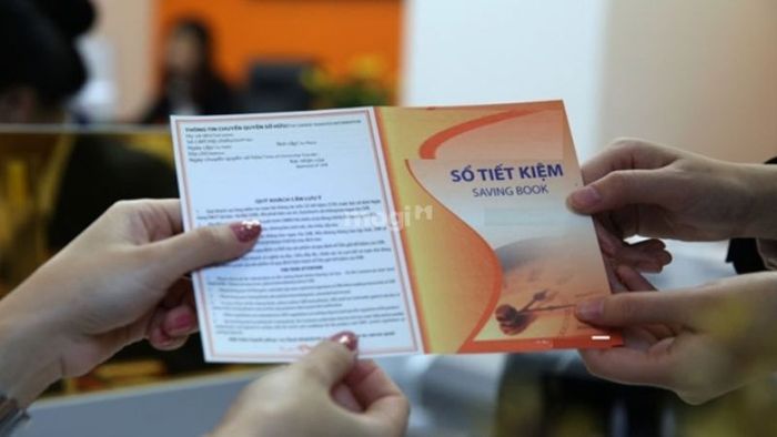 Sổ tiết kiệm tại ngân hàng (minh họa)