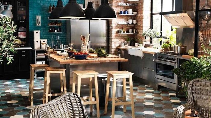 Phòng ăn mang phong cách cổ điển, với bộ bàn ghế tinh tế kết hợp màu sắc đa dạng, tạo điểm nhấn nổi bật