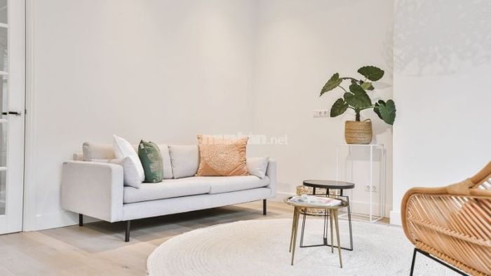 Không gian hiện đại với sofa da tinh tế và bàn gỗ thiết kế tối giản.