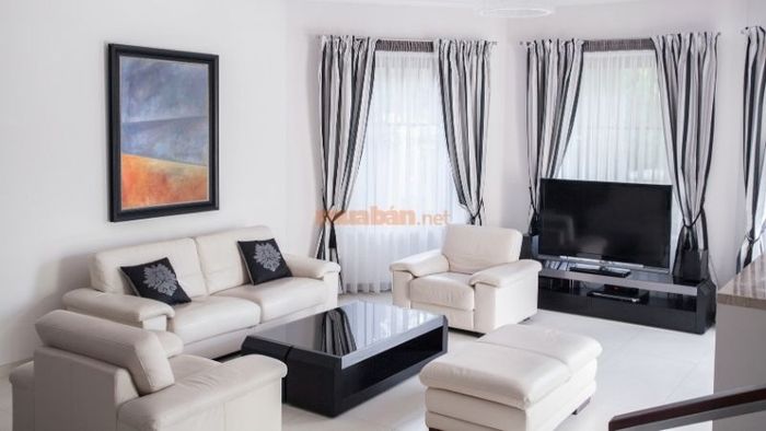 Nội thất phòng khách nhà phố kết hợp tinh tế giữa gam màu trắng và đen, mang đến sự sang trọng và hiện đại.