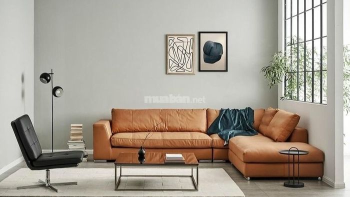 Chiếc sofa màu vàng đất là điểm nhấn nổi bật trong không gian phòng khách.