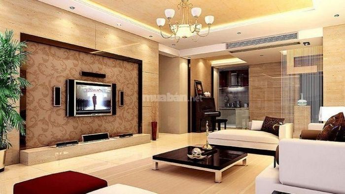 Tường và sàn được sơn màu vàng chủ đạo, tạo không gian ấm áp và sang trọng.