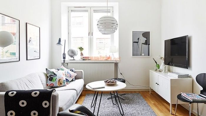 Phòng khách với sofa bọc vải mềm mại và bàn gỗ tự nhiên, mang lại cảm giác gần gũi và ấm cúng.