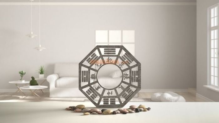 Sắp xếp đồ vật theo phong thủy với các vật liệu như gỗ hoặc đá sẽ giúp thu hút tài lộc và may mắn cho gia đình