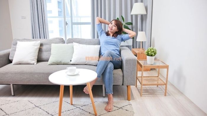 Phòng khách với ghế bành lớn, mang lại cảm giác thoải mái và sang trọng.